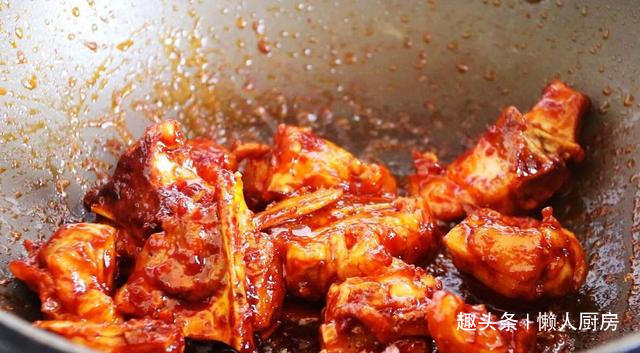 配上|想吃肉了,做了一道土豆炖排骨,配上韩式辣酱,太下饭了