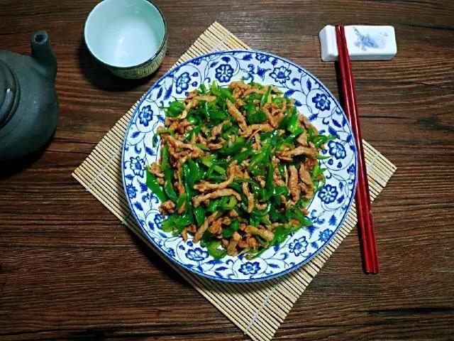 青椒|青椒炒肉丝要不要加水？原来饭店大厨都是这样炒的，真长见识了！