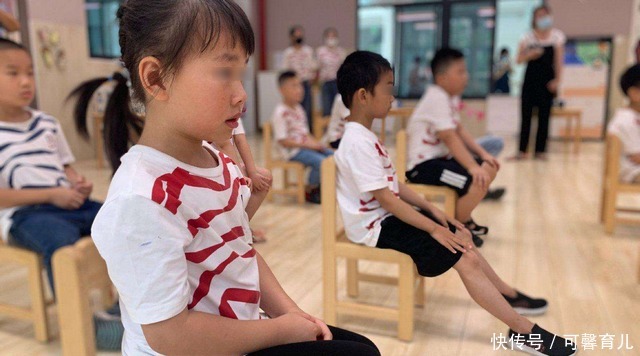 姥姥|幼儿园毕业证书入手后，小男孩泪如雨下，长大的过程太辛苦！