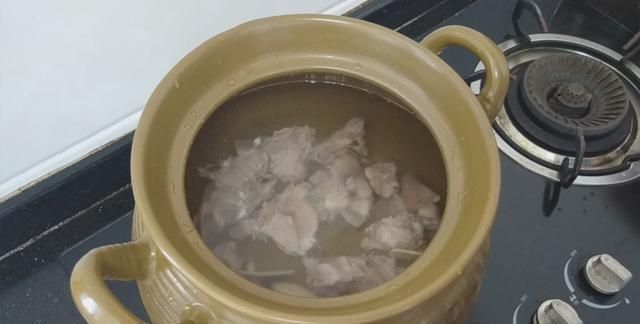 营养|羊汤怎样煲好喝?告诉你1个小技巧,汤香浓郁没骚味,营养又好喝