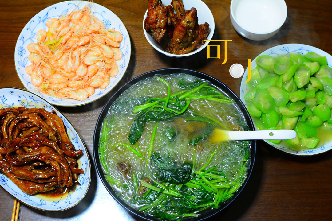 鸭掌|晒晒我家的冬日晚餐,五个菜里有荤有素有海鲜,啃着鸭掌聊着天