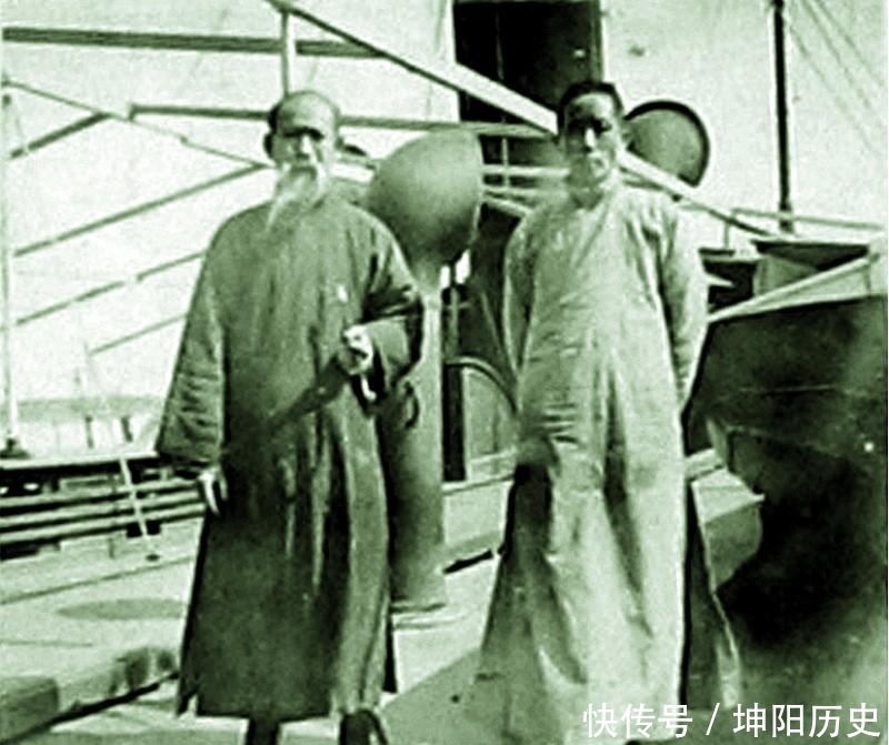 当场|土匪: 把钱交出来, 此人说没钱, 土匪打开行李后, 却当场跪下了