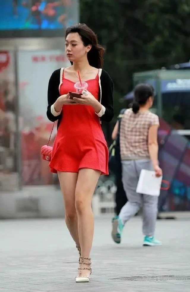 微风|街拍:夏日的微风迎着小姐姐的正面吹拂过去,让她看上去更加的有气质