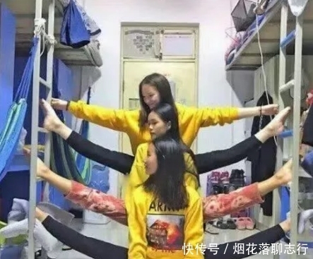 妹子|妹子,出门的时候也注意一下衣服,自己不检查旁边的大爷帮你检查