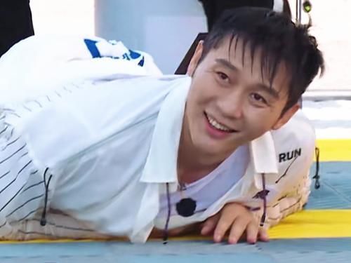 玩游戏|李晨玩游戏时意外摔倒,谁注意一旁蔡徐坤的举动暴露两人关系