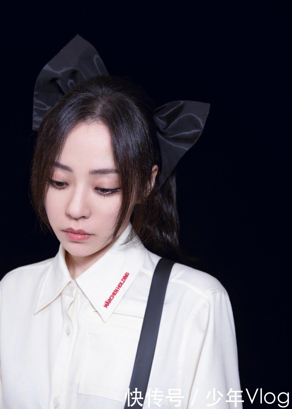 极致|黑白到极致就是极度舒适，白色学院风短裙套装