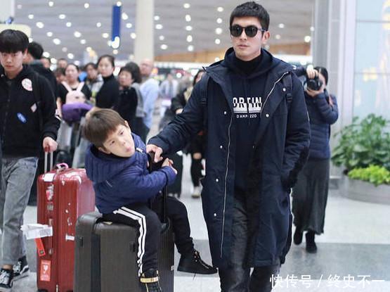  杜江|杜江携子现身机场, 嗯哼坐行李箱显呆萌