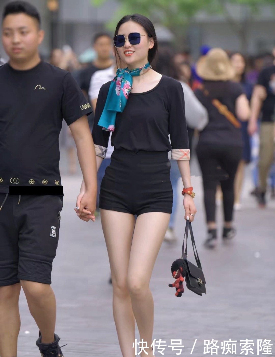  驾驭|路人街拍：一身黑的气质型小姐姐，完美驾驭浮夸的丝巾！