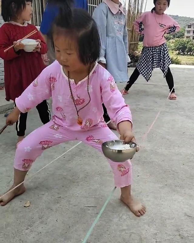 轻盈|小女孩端着饭碗“跳皮筋”,动作灵活轻盈,网友一看就是个高手