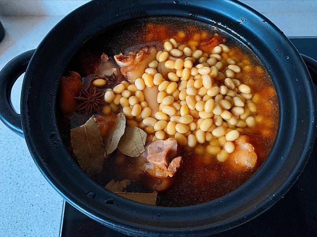 入味|富含蛋白的黄豆焖猪蹄,软糯Q弹入味好吃,黄豆糯糯的超级下饭哟