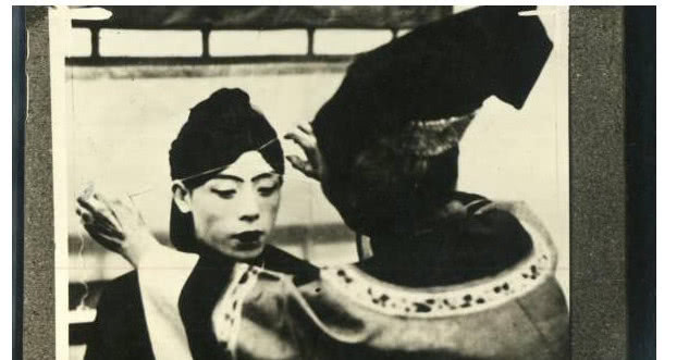 照片中|晚清旧照末代皇后婉容大婚时,倾国倾城,图2是乱成一团的龙床