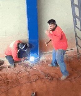 大妈|搞笑GIF:这打卡机太心机了!美女秒过,大妈打几百次却失败了