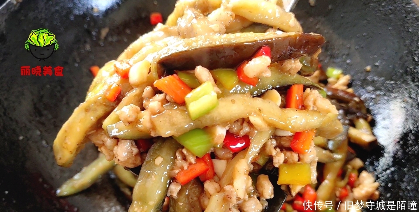 吸油|今天才知道,炒茄子不能先放油,一个小技巧,好吃不吸油,吃不腻