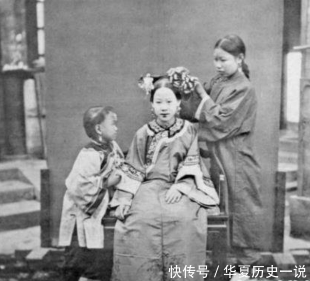 面貌|晚清老照片:还原晚清妇女真实面貌,满洲第一美人满面愁容,贵族妇女春风得意