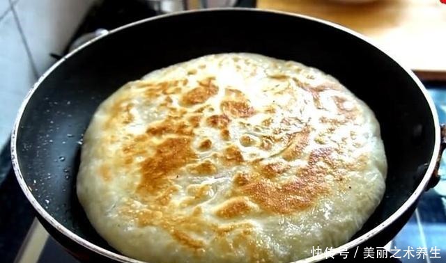 宅在家里跟|烙饼柔软多层有诀窍,牢记这3步,保证个个香软多层,好吃又筋道