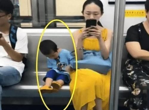 炫富|5岁男孩乘坐地铁时的坐姿火了，网友这才是最高级的“炫富”