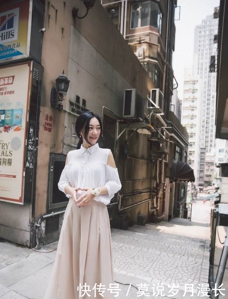 气质|街拍:穿着浅色裙的气质小姐姐,干练有气场,美丽动人