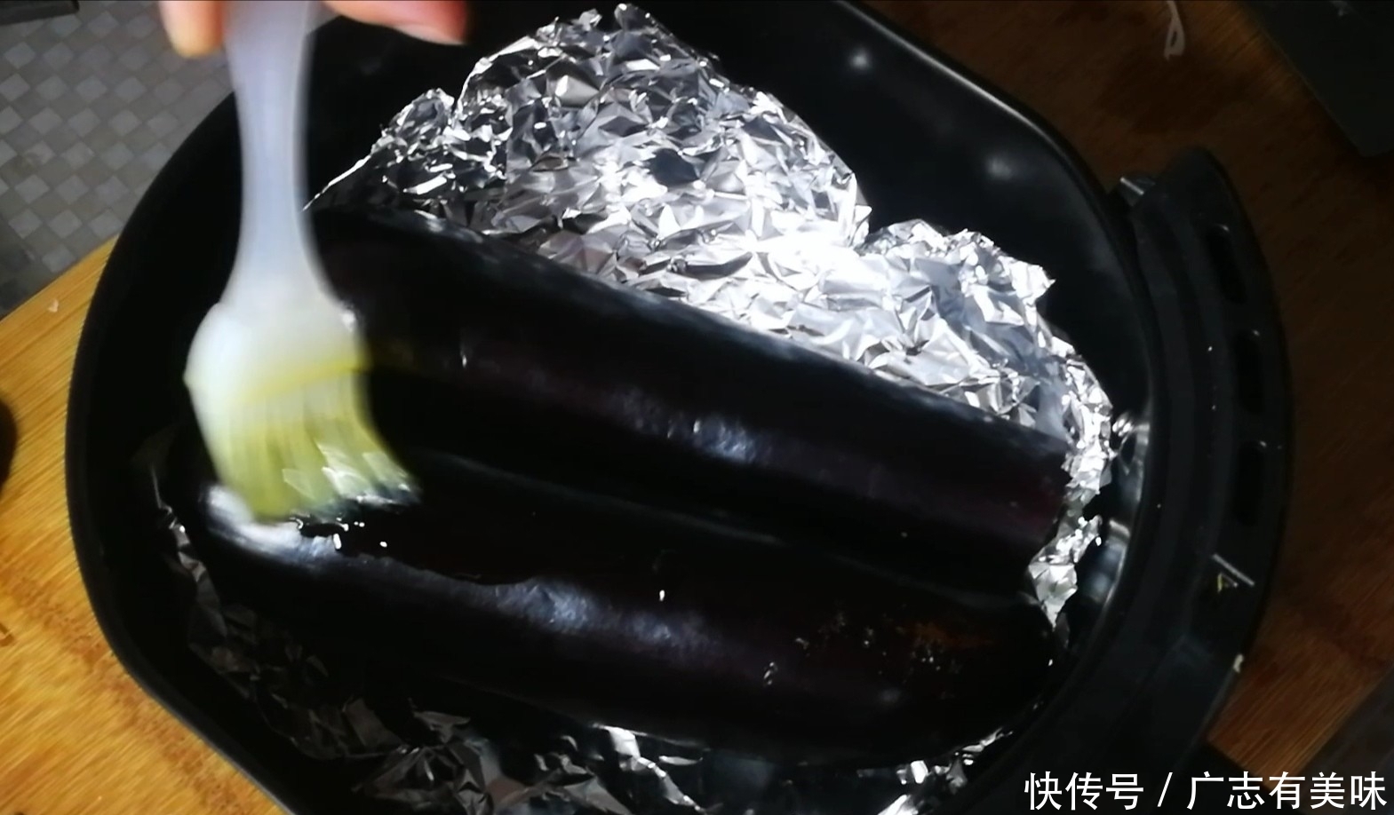 做出|茄子不要再炒着吃!15分钟做出店里大厨味道,秘制酱料是精髓