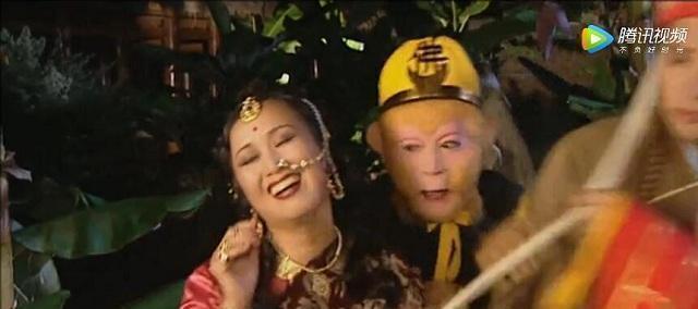 穿帮|西游记穿帮 六小龄童的孙悟空对女子说, 请放尊重些, 手表抢戏!