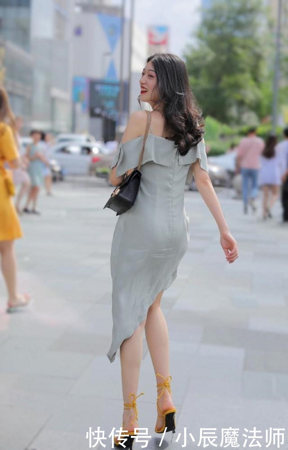 皮裤|浅灰色的西装搭配皮裤,非常时尚,女生看了也会心动