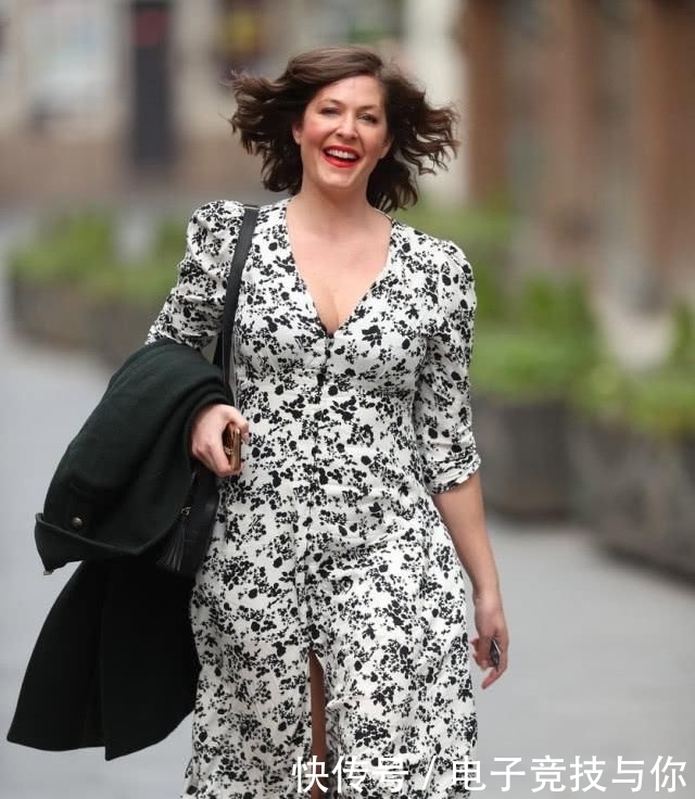  饱满|她是英国女DJ，中年发福却依旧时尚，碎花深V裙掩盖饱满身材