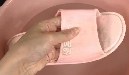  学学|不管拖鞋多脏多黑，教你一招，立马干净如新，好方法快学学