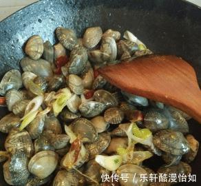 方法|炒花蛤时,先下锅还是先焯水老师傅都不对,教你正确方法
