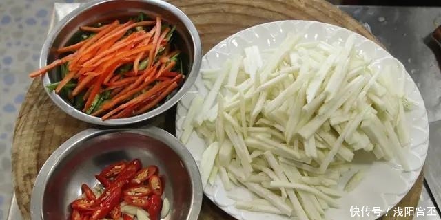 茄丝|炒茄丝有个技巧,茄子提前煸炒,炒出来不黑不油,软滑好吃