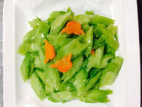 技巧|苦瓜不要直接炒,大厨教你一小技巧,炒出来的苦瓜不苦,更清脆!