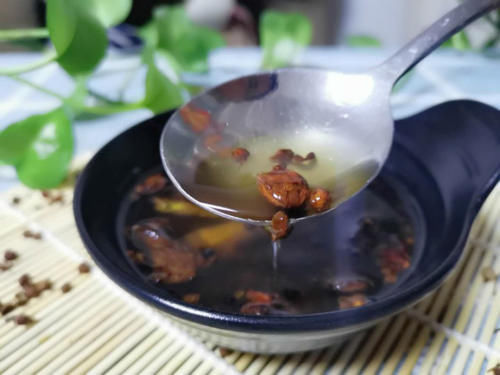 下锅|炸花椒油时,最忌直接下锅多加这1步,花椒油又香又麻,不发苦