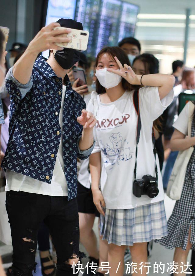 nice|李治廷与粉丝轮流自拍合影超nice 穿破洞裤配印花外套时髦吸睛