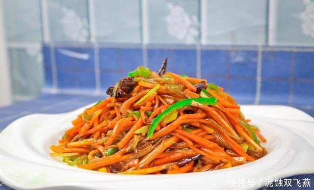 不粘锅|这才是地道的家常菜,大厨教你胡萝卜炒粉条技巧,粉条爽滑不粘锅