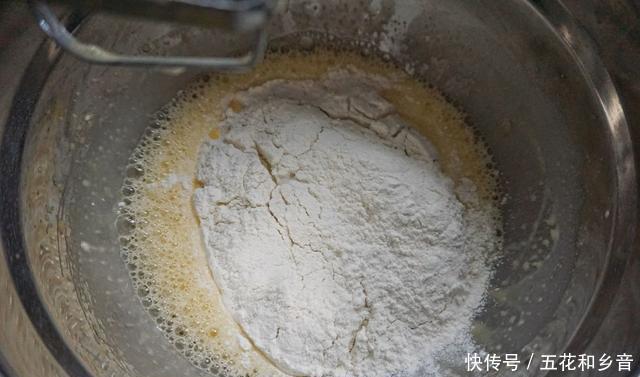  芒果|女儿生日说要吃慕斯蛋糕，我给她做了可爱的卡通蛋糕，她开心极了