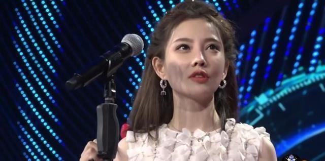 唱歌|冯提莫唱歌获得多位前辈夸赞,成功改变他人的刻板印象,逐渐一线