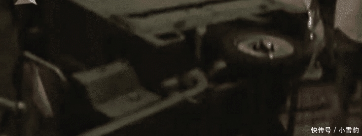  全责|外卖车被风吹倒砸到奔驰，交警：快递员负全责，小伙搬出“道交法”怼交警