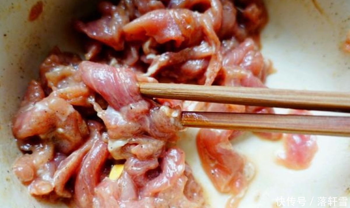 滑入|不管炒什么肉,别再加淀粉!大厨教你3招,肉质嫩滑入味,还不腥