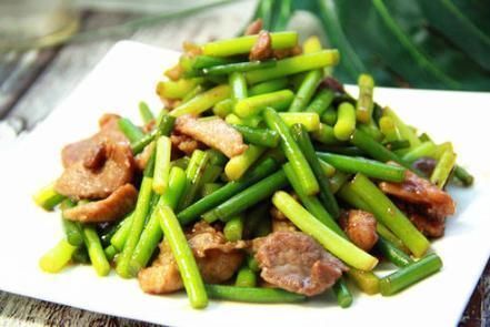  蒜薹炒肉|炒蒜苔直接下锅就“废”了多加1步，蒜苔香嫩翠绿还入味