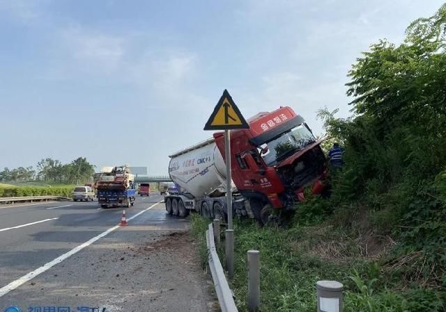  车道|头天晚上打麻将一早开车打瞌睡，大罐车冲到对向车道损失超30万元