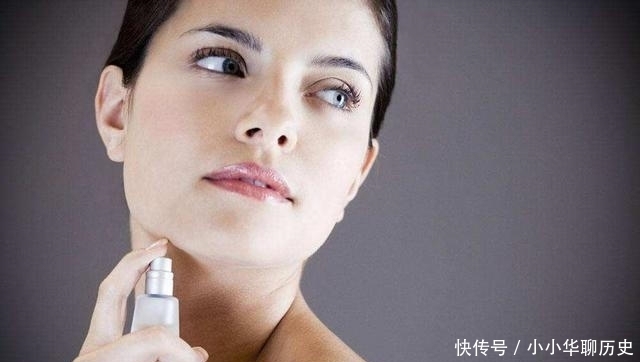 难闻|女人喷香水时，尽量少犯3个“错误”，不然味道易散，还难闻