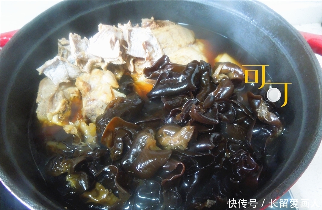 步骤|肉香满溢的蹄髈烧法,笋干和木耳更受欢迎,炖一锅一家人吃两餐