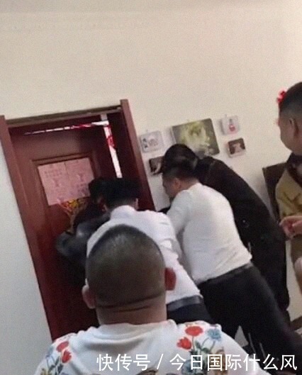 伴郎|伴娘堵门不让进，结果房门被伴郎团挤坏了：就离谱，连门带框整个掉了……