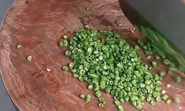 道菜|豆角新吃法,不炒不腌不凉拌,简单几步,比吃肉还香,2斤不够吃