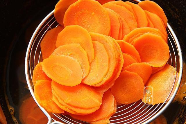 胡萝卜|孩子不爱吃胡萝卜?你试试这么做,简单又健康,孩子吃得津津有味