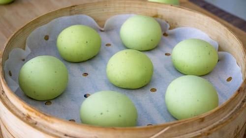 面食|黄瓜不要凉拌了,加1碗面粉,两手一搓做成面食,柔软劲道,过瘾