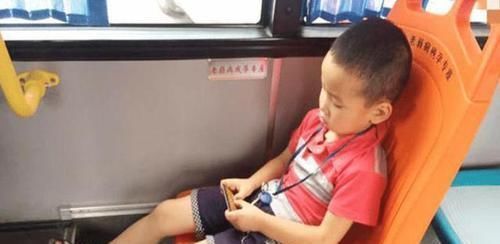 让座|我是孕妇，你就得给我让座面对逼迫，7岁男童的反应尽显教养