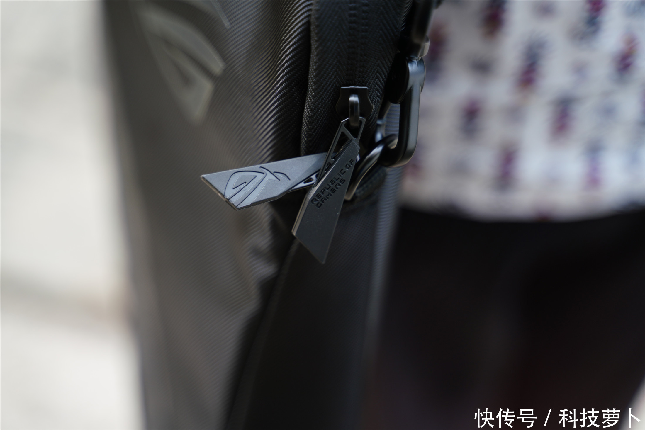  全球|全球首款240Hz+3ms电竞便携显示器，ROG XG17AHP评测