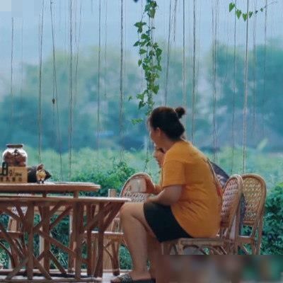 村妇|村妇主动靠近张子枫时,谁注意子枫下意识反应素质装不来的