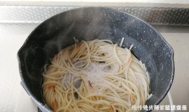 肉酱|简单，易于操作的午餐肉酱培根面食，一个人就是那么随意