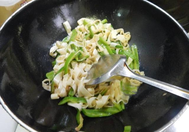  倒入锅中|夏天到了，少吃猪肉多吃它，1斤才3块，高蛋白低脂肪，比肉还香