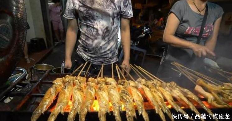 顾客|90后夫妻卖“长条状”小吃,10元一个不涨价,顾客一次吃十个